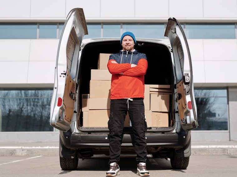 Pakettiauto täynnä laatikoita kuljetusta varten